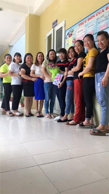 Tháng 9/2018  Công đoàn Trường mầm non Long Biên đã tặng hoa và quà sinh nhật cho 08 đồng chí